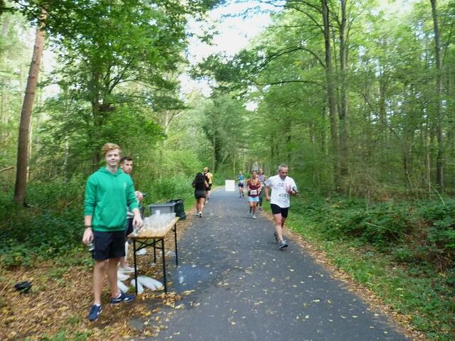 Das weiße Quadrat markiert die Wendemarke für die 10er-Läufer/innen.