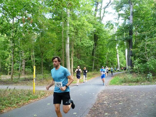 Halbmarathondistanz (Läufer-Vorderseite) trifft 10-km-Distanz.