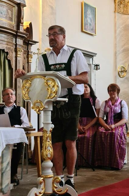 Heimatdichter Albert Guggemos bei Begrüßung
