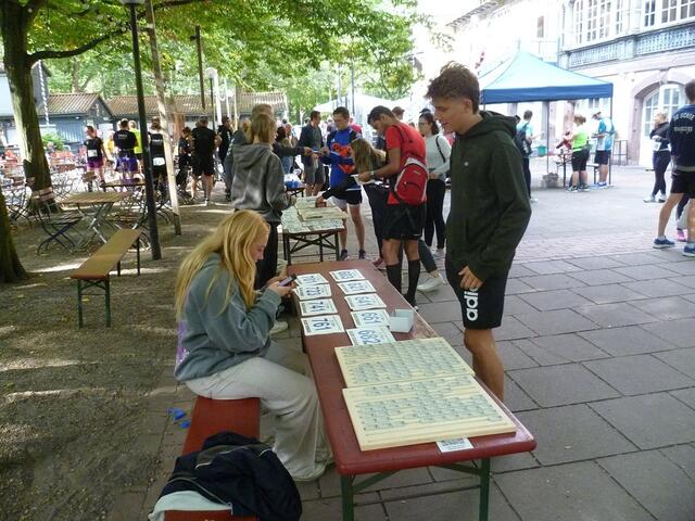 Startnummern- und Transponderausgabe.