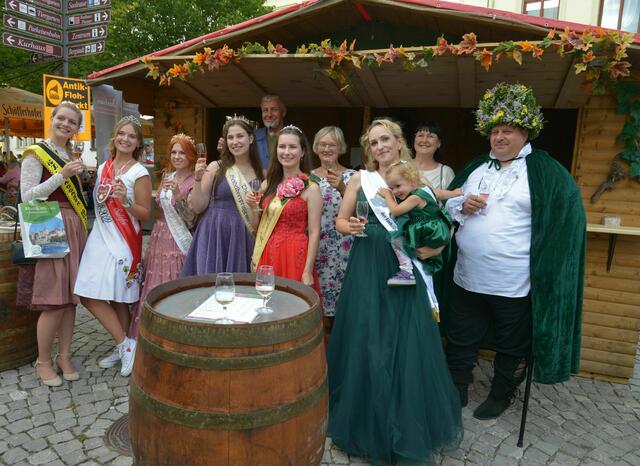 Die Hoheiten vor dem Weinstand vom Weingut & Weinhaus L. Bastian
