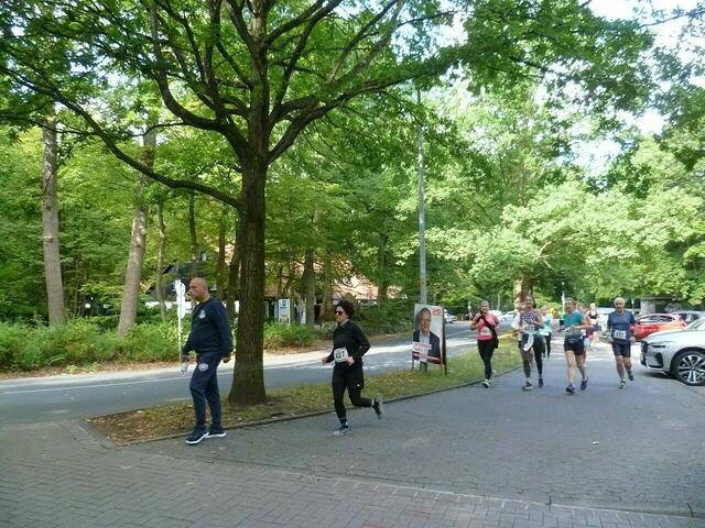 Die Sportler/innen tangieren die Gaststätte „Steuerndieb“.