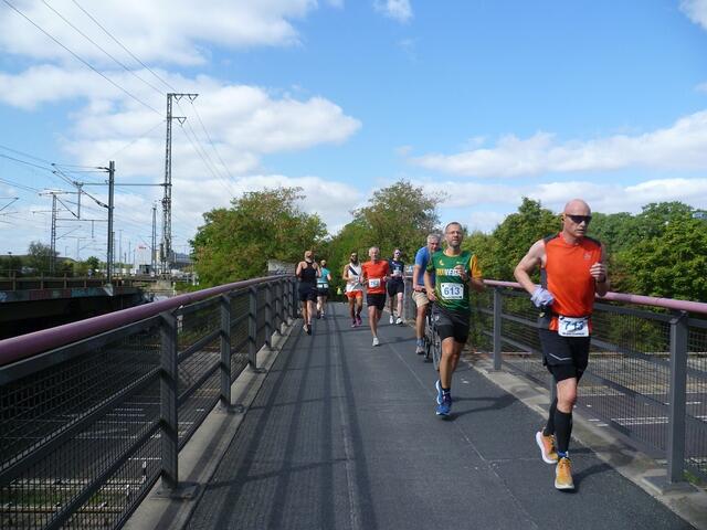 Brücke über den Messeschnellweg.