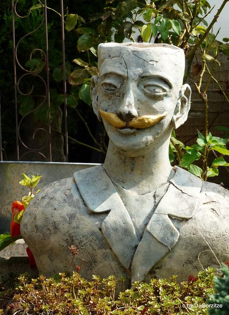 Büste im Vorgarten-der goldene "Schnorres" !