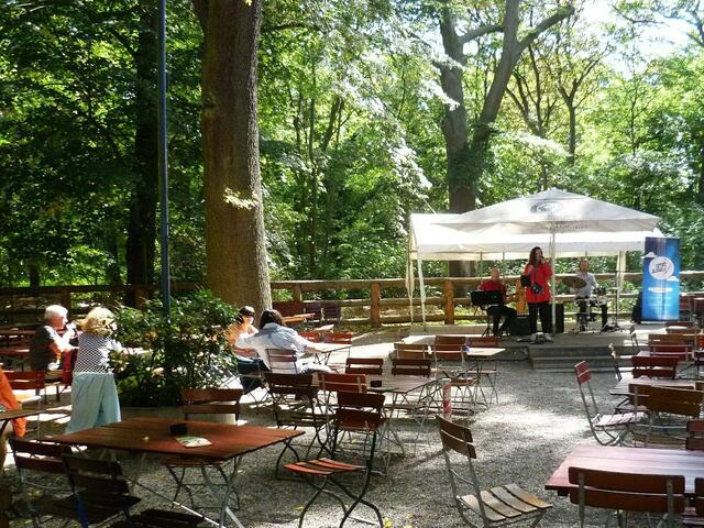 Die Musiker warten auf die ankommenden Finisher.