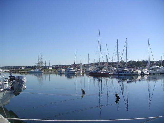 Im Yachthafen "Ebeltoft" - links hinten die Fregatte "Jylland" | Foto: B. Jakob