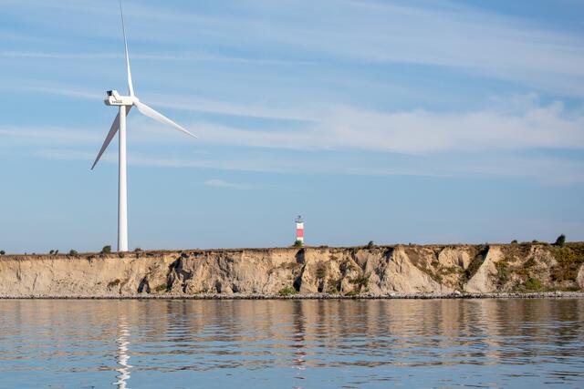 Leuchtfeuer "Vejsnes Nakke" neben Windturbine auf Aerö | Foto: B. Jakob