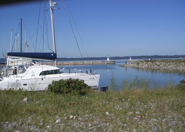 Auch Katamarane finden immer häufiger den Weg in die Ostsee - hier eine Lagoon in Ebeltoft. Hinten rechts die Hafeneinfahrt.