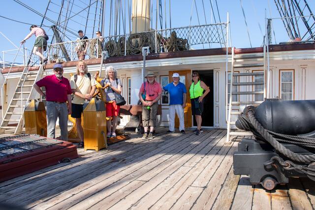 Die "Tuja" - Crew vor der Poop und am Steuer! | Foto: B. Jakob
