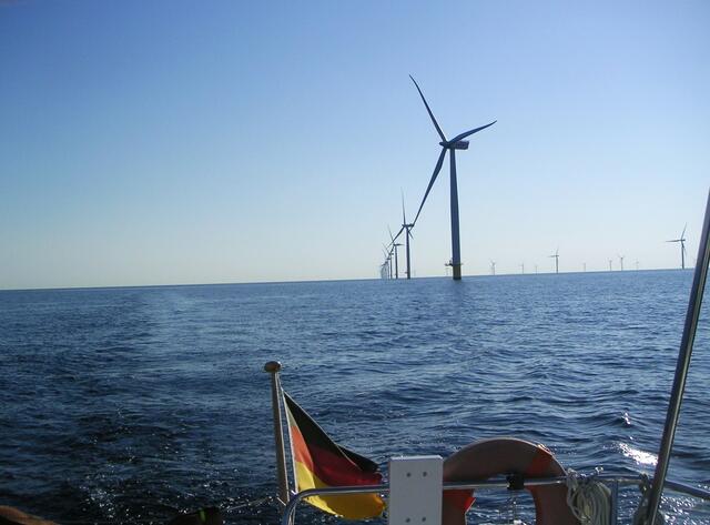Den Anholt Havnemölle Park mit 110 Windturbinen passieren wir südöstlich.