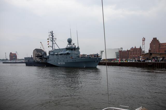 Zurück in Stralsund nimmt uns im Fahrwasser die "Siegburg" ein alter Minensucher der Marine die Vorfahrt!! | Foto: B. Jakob