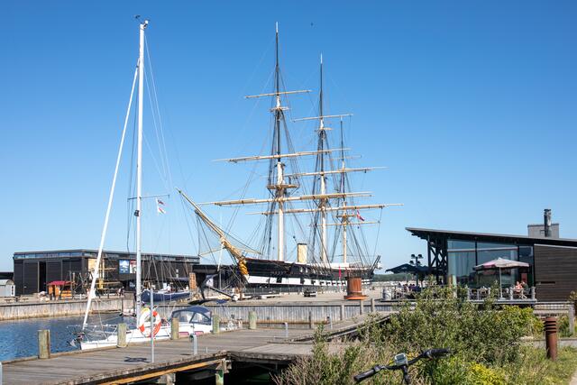 Die Fregatte "Jylland" im Trockendock nördlich des Traditionssegler - Hafens. | Foto: B. Jakob