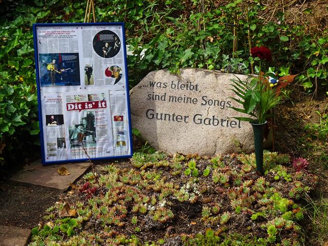 Grabstätte Gunter Gabriel, Country- und Schlagersänger, Komponist, Texter, Produzent, Synchronsprecher und Fernsehmoderator. Grabinschrift. "Was bleibt sind meine Songs."