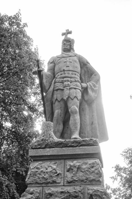 Albrecht der Bär , dieses Denkmal wurde an der Stelle des 1899 eingeweihten Denkmal, im Jahre 1997 neu errichtet. Aufgrund der, durch das  Gegenlicht, verfälschten Farben, habe ich das Bild in schwarz/weiß umgewandelt.