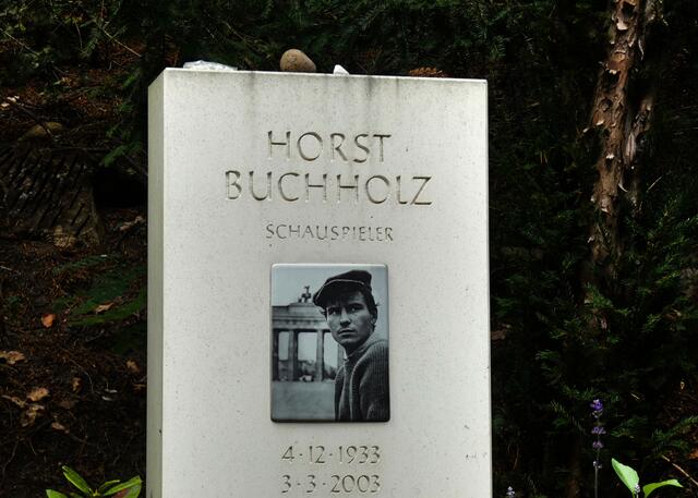 Grabstätte Horst Buchholz, Schauspieler, Synchronsprecher. Das Bild zeigt ihn in seiner Paraderolle als Otto Ludwig Piffl aus der Filmkomödie "Eins, zwei, drei" von Billy Wilder.
