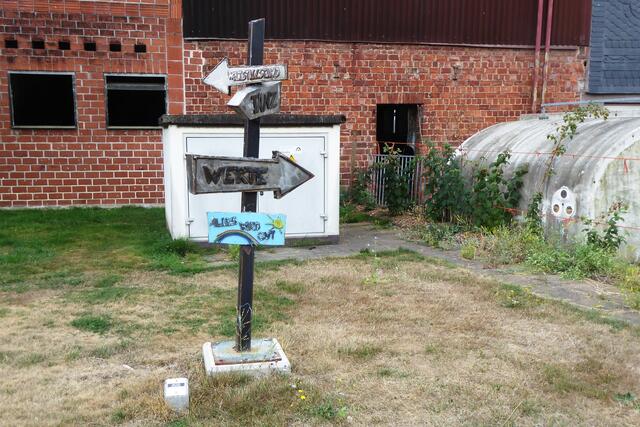Der Weg Weisende - Station 13 des Kunstwegs Battenberg.