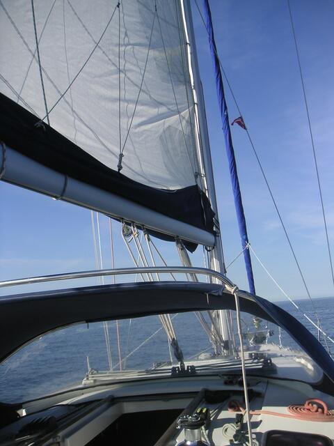 "Hoch am Wind" mit Motorkraft Richtung "Anholt".