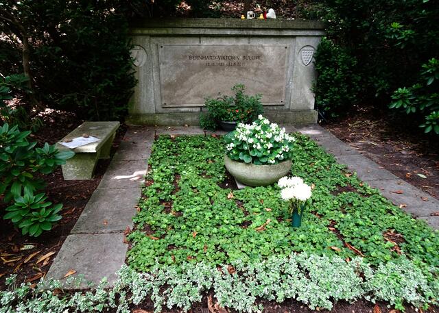 Loriot, bürgerlich Bernhard-Victor Christoph Carl von Bülow (1923–2011), Humorist, Zeichner, Schauspieler und Regisseur - wohl das meistbesuchte Grab auf diesem Friedhof.