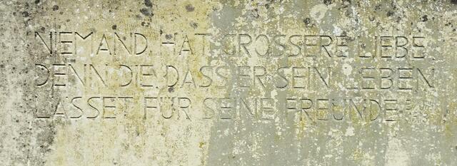 Inschrift am Kriegsgefallenen Denkmal   Johannes 15,13
