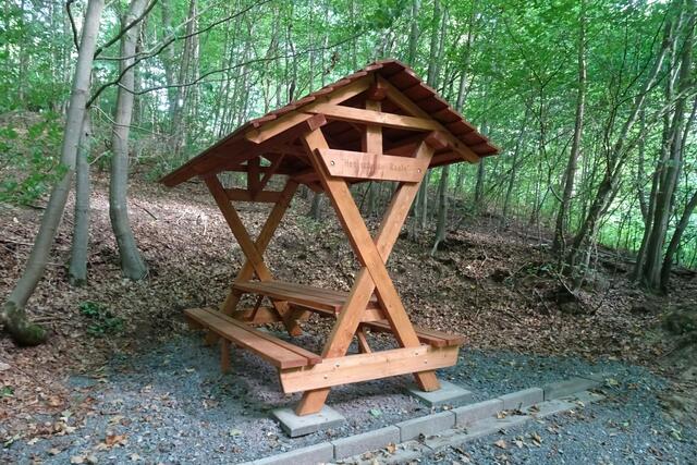 dieser Rastplatz (Raufe) wurde dem Wegewart des Harzklub Ballenstedt gewidmet