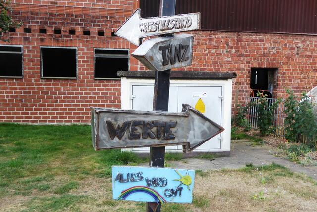 Wegweiser: Weltstillstand - Tanz - Werte - Alles wird gut.