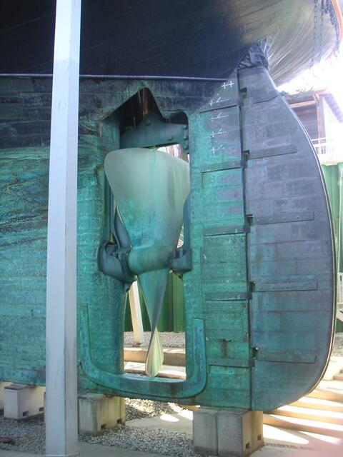 Der 9,5 Tonnen schwere Bronzepropeller und das Ruderblatt. Der Propeller wurde zur Reduzierung des Wasserwiderstandes beim Segeln in den darüber befindlichen Schraubenbrunnen gehievt!