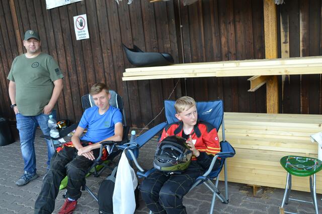 Warten: Vater Christian mit Timo auf den Start der K5, Erik auf die Siegerehrung der K4.
