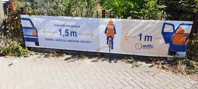 Mahnung / und Erinnerung: Dieses ADFC-Banner hängt an der Einmündung des Buschkamp auf Langenhagen's "Fahrradstraße" Karl-Kellner-Straße.