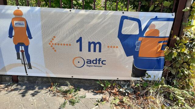 Liebe Leute am Steuer von Kfz: Überlebenswichtig ist der Abstand von 1 Meter, den Radfahrende zu parkenden Autos halten!! Denn fahrlässige Menschen in Kfz öffnen immer noch zu oft fahrlässig und ohne nach hinten zu schauen die Türen ihrer Kfz. Häufige Folge dieser Dooring-Unfälle: Fahrlässige Tötungen / fahrlässige Verletzungen. Straftäter nach § 222 / 223 Strafgesetzbuch: Die betreffenden fahrlässigen Personen in ihren Kfz.