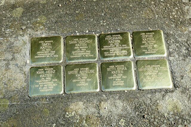Die verlegten Stolpersteine zum Gedenken an das Schicksal der Familie Katten aus Oberasphe.