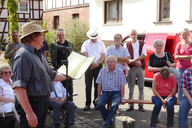 Reiner Naumann erläutert die Geschichte der Verfolgung der Familie Stern aus Oberasphe.