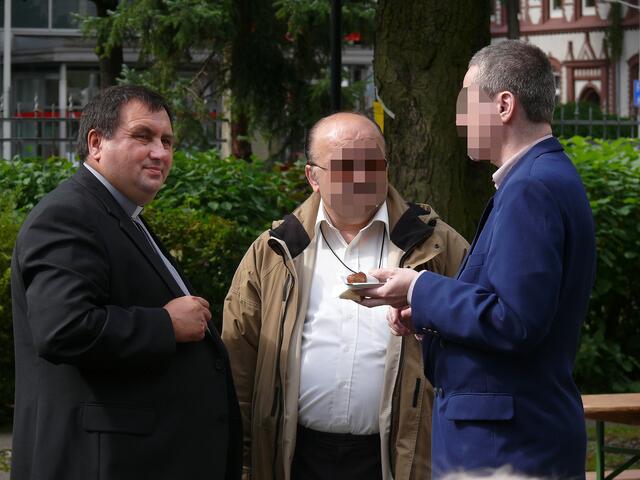 Der Pfarrer (links) im Gespräch mit Besuchern