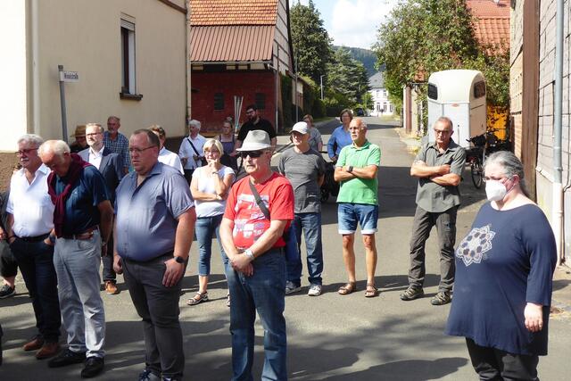 Den Erläuterungen zur Verfolgung der Familie Stern aus Oberasphe folgen unter Anderen Pfarrerin Michaela Frischholz (rechts), Walter Sellmann (Zweiter von links), Michael Jacobi (rechts daneben) und der Landrat des Kreises Marburg-Biedenkopf Jens Womelsdorf (in der zweiten Reihe links).