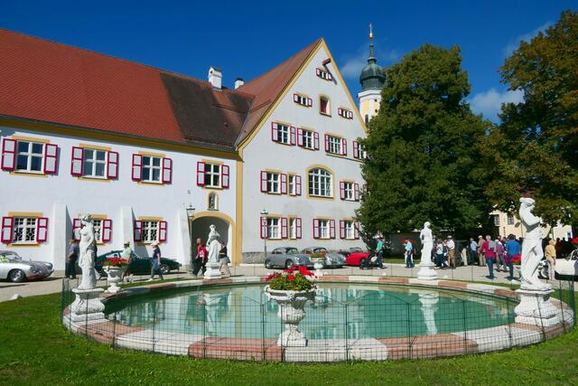 Im Innenhof des Schlosses parken stets die edelsten Fahrzeuge