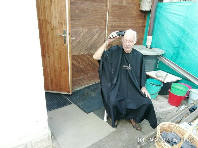 Der Haus Friseur war da - 4.9.2022 !!! Gartenschau - Sonntagsbilder 2022 !!!   Temperaturen: Früh 6:15 14,3 Grad / 11:29h 18,2° / 13:16 h 25,9° plus