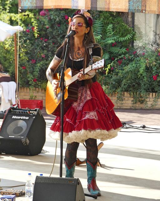 Mary Lee (eigentlich Mary Lee Saldanha) aus Brasilien mag es farbenfroh und tätowiert. Sie wird gerne mit der Country-Legende Loretta Lynn verglichen.