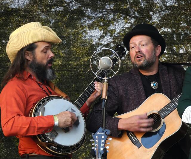 David Stewart Ingleton (Australien, Gesang, Banjo), rechts Jason Serious (Baltimore/USA - Gesang, Gitarre).