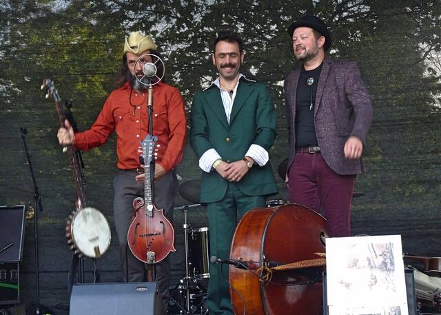Das Trio Yonder Boys ist eine Americana-Band, die neben dem traditionellen Folk vielfältige Einflüssen in ihre Musik einbringt. So wird bei manchen Stücken beispielsweise Oldtime-Sound mit Rock, Latin, Pop und psychedelischen Einflüssen gemischt.