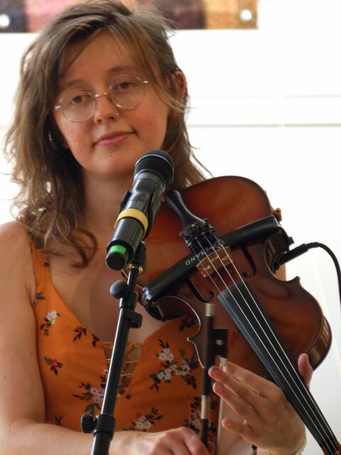Mary Lee Family Band, Sorcha Thompson aus Irland an der Violine.
