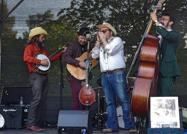 Yonder Boys, Americana-Band, spielt traditionellen Folk. Eigentlich ein Trio, hier zusätzlich mit einem Freund an der Mundharmonika.
