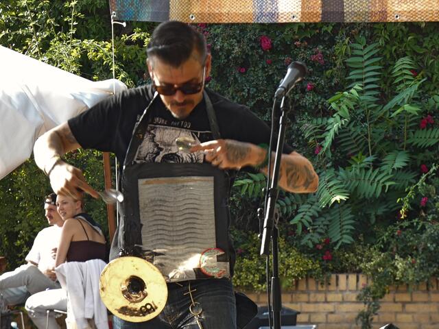 Mary Lee Family Band:  Der Drummer sorgt zwischendurch für Spaß mit Waschbrett und Löffeln, lange nicht gesehen.