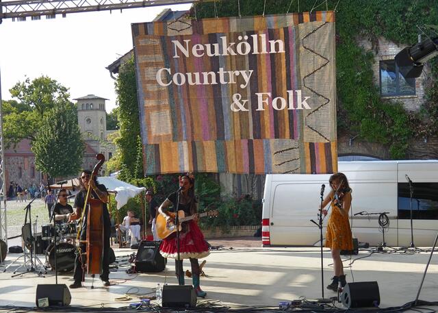 Mary Lee Family Band spielt Bluegrass / Honky Tonk / Country Roots / Punk  - stammt aus Brasilien, ist jetzt aber in Berlin beheimatet.