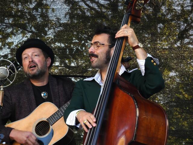 Rechts: Multi-Instrumentalist Tomás Peralta (Chile - Gesang, Mandoline, Lap Steel, Banjo, Bass uvm.)