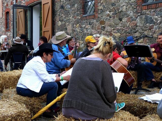 Workshops luden zum Mitmachen ein. Man sass ganz entspannt auf Strohballen.