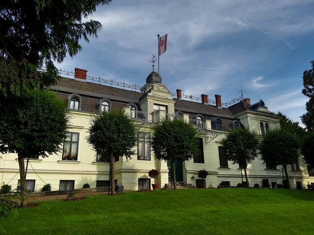 .. und gleich nebenan, das schöne Britzer Schloss. Der Schlosspark ist für Festivalbesucher ebenfalls zugänglich.