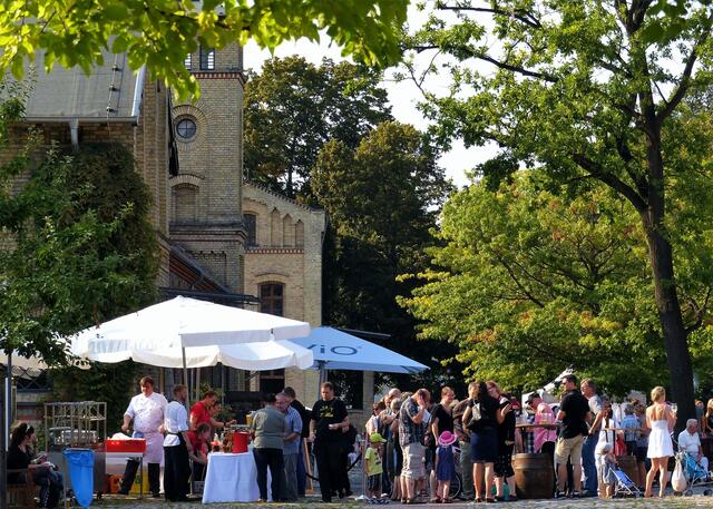 Lange Schlangen am Eis- und Getränkestand