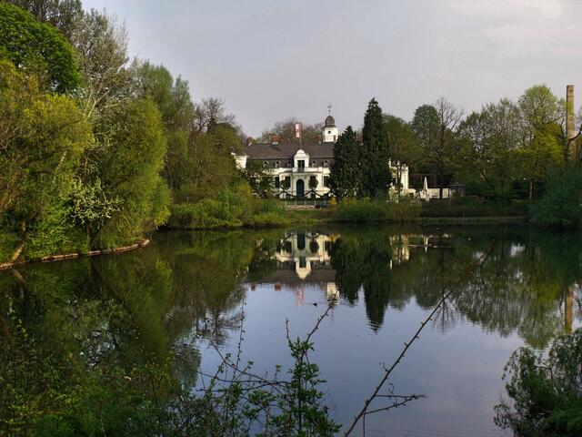 Der Dorfteich, das Schloss und rechts daneben der Gutshof.