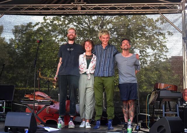 Tooth Pickers sind: Gustav Geißler Saxophon/Tin Whistle
Josefine Schlät ,Geige
Mark Hempel Gitarre, Mandoline
Leo Zwiebel ,Bass