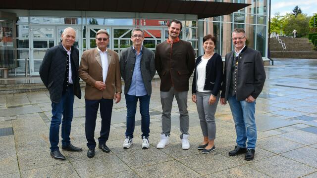 Sie freuen sich bereits auf die Kirchweih 2022 in Gersthofen und bereiten alles für ein traditionsreiches Fest auf dem Rathausplatz und im Stadtpark vor: Peter Schönfelder, Stadtrat/Markt-Referent, Reinhold Dempf, Zweiter Bürgermeister, Helmut Wiedemann, Festwirt, Raphael Kick, Riegele Bierbotschafter, Kerstin Gaipl-Härle, Ordnungsamt, und Josef Diebold, 1. Vorsitzender Schwäbischer Schaustellerverband. (v.l.n.r.) | Foto: Stadt Gersthofen