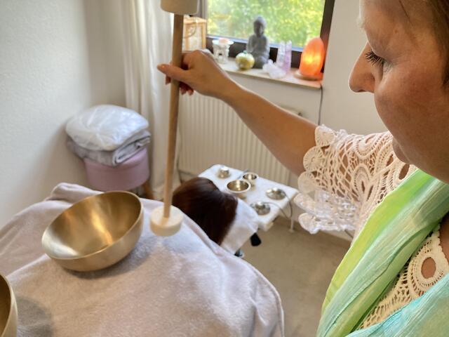 Die Schale wird professionell angetönt.